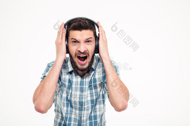 疯狂尖叫的大胡子男人用耳机听音乐