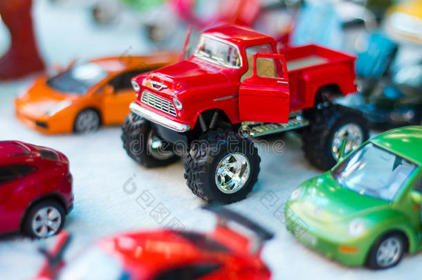 大脚红色玩具车。