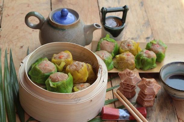 中国蒸饺子和热茶美味。