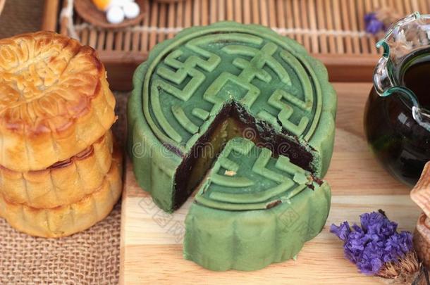 节日月饼-中国甜点与绿茶。