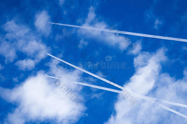 飞过天空的飞行飞机制造空气痕迹
