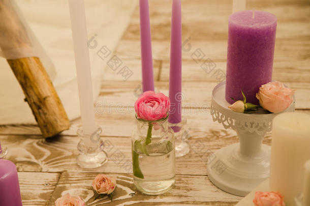 蜡烛和鲜花。婚庆装饰