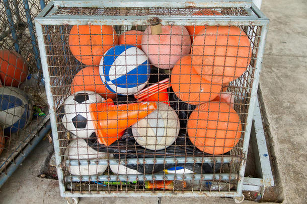 球类运动器材存放在笼子里。