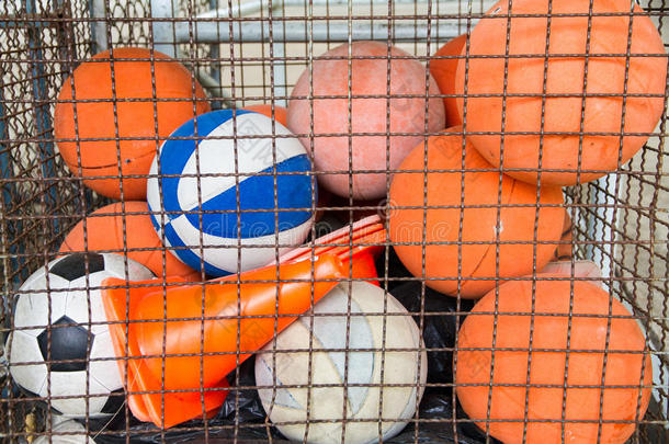 球类运动器材存放在笼子里。