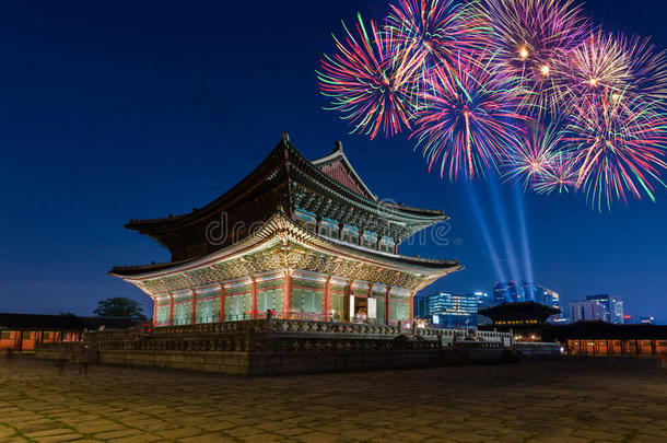 五颜六色的烟花和京博贡宫在首尔的夜晚