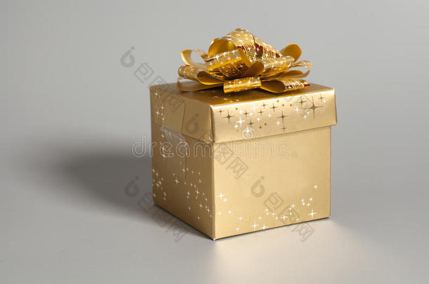 金色彩带礼盒