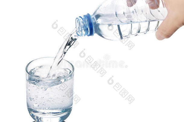 饮用水从瓶子倒进玻璃杯