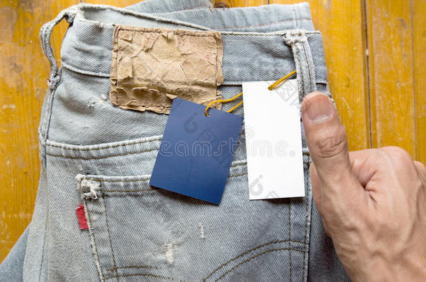 蓝色<strong>牛仔裤</strong>背面有皮革标签，新的<strong>男士</strong>和空白标签