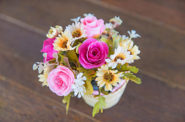 花瓶里的一束花在木地板上/特别<strong>注重</strong>粉红色的玫瑰。
