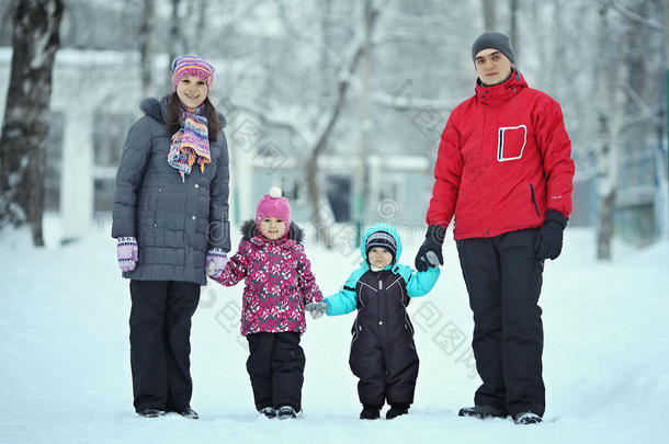 有孩子在冬天散步的家庭