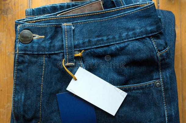 蓝色<strong>牛仔裤</strong>背面有皮革标签，新的<strong>男士</strong>和空白标签