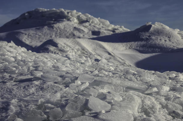 空旷的冬季景观北极冰和天空