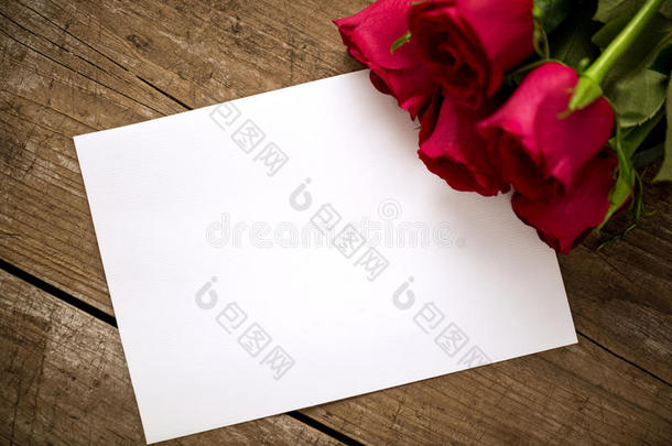 用美丽的红玫瑰问候情人节卡片