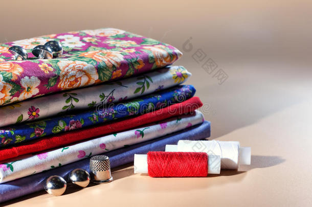 不同颜色的织物：棉花、印花布、印花布。