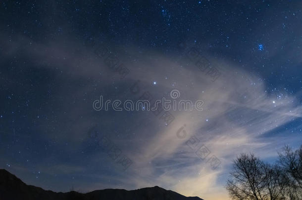 圣诞夜在星空下的阿尔卑斯山上