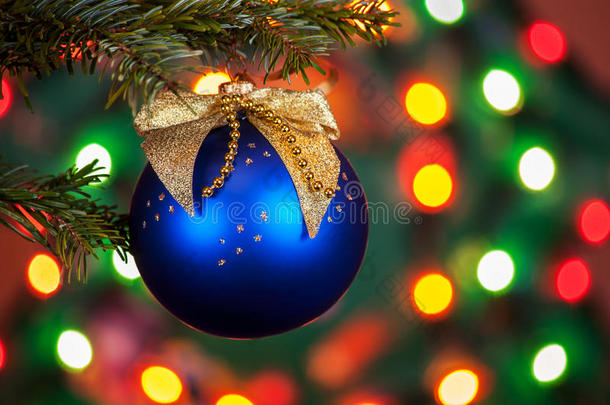 装饰圣诞树在模糊，闪闪发光和仙女的背景