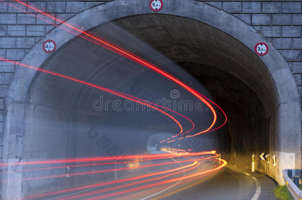 隧道道路上的汽车灯