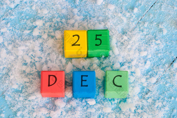 木制颜色立方体的圣诞节日期。 12月25日