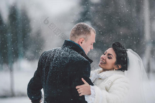 冬天城市背景下的新娘和新郎