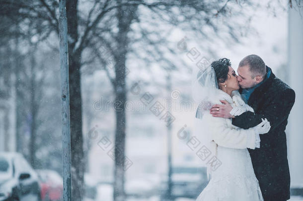 冬天城市背景下的新娘和新郎