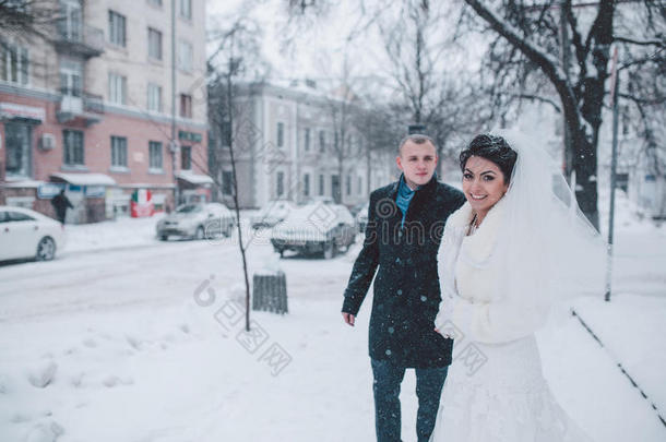 新娘和新郎在雪地里散步