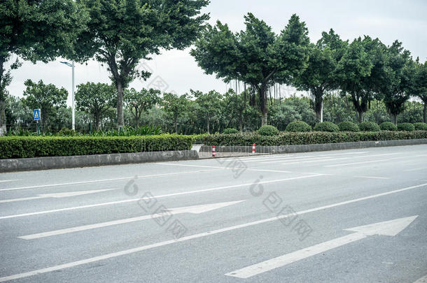 空旷的道路场景