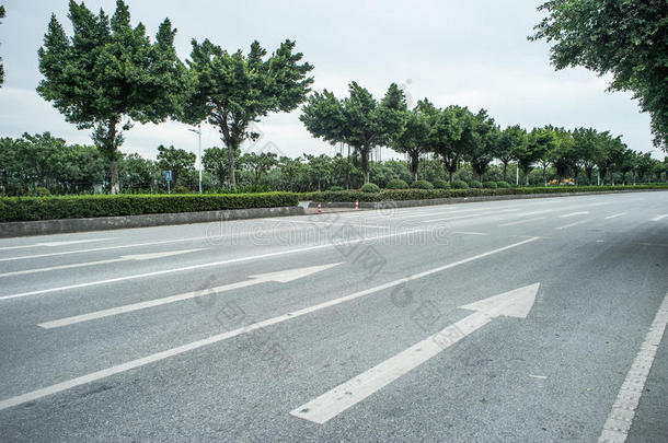 空旷的道路场景