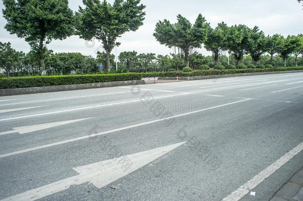 空旷的道路场景