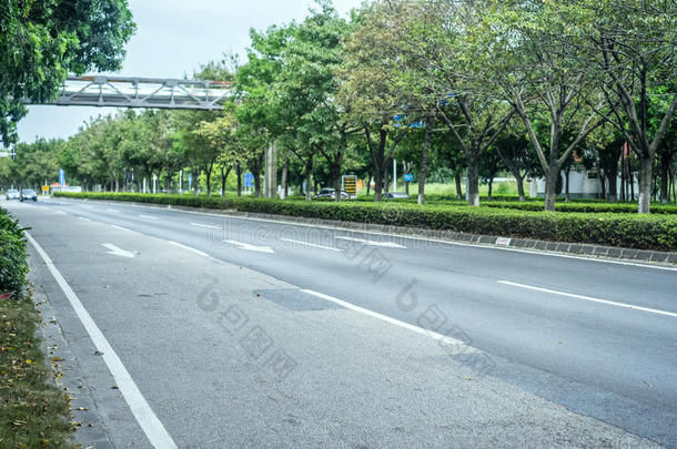 空旷的道路场景