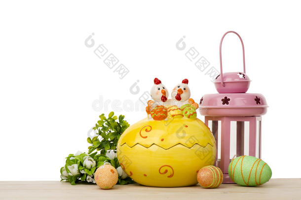复活节装饰-陶瓷鸡蛋与<strong>彩色</strong>鸡蛋和春天粉红色<strong>灯笼</strong>在木表面。