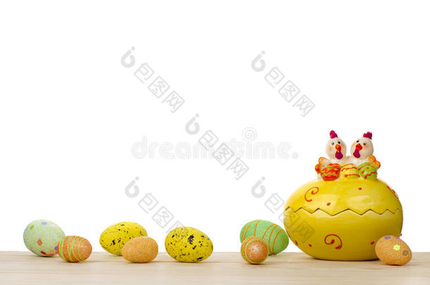 复活节装饰-陶瓷鸡蛋与彩色鸡蛋。