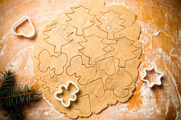 面团用于姜饼饼饼干和饼干切割机，形状不同，在上的不同形状，如背景。 色调