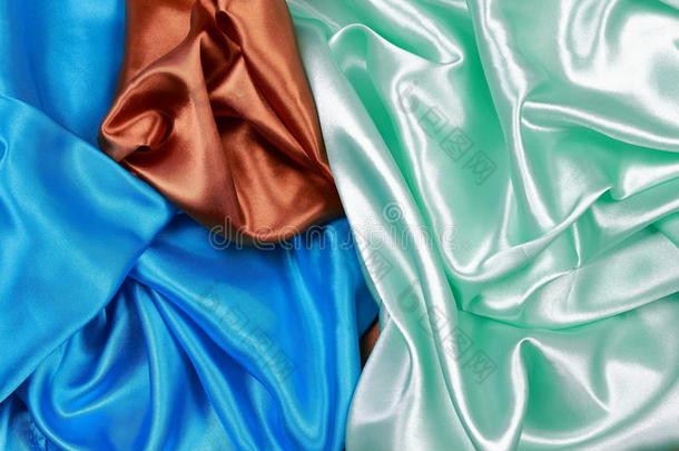 蓝色、棕色和浅绿色的波浪褶皱丝绸缎布
