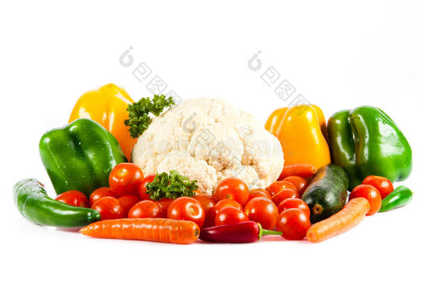 在白色背景上分离的不同蔬菜