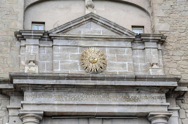 西班牙<strong>索索</strong>纳牌坊中城市的详细太阳符号