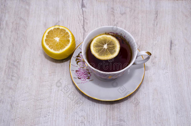 茶托上有柠檬的一杯茶