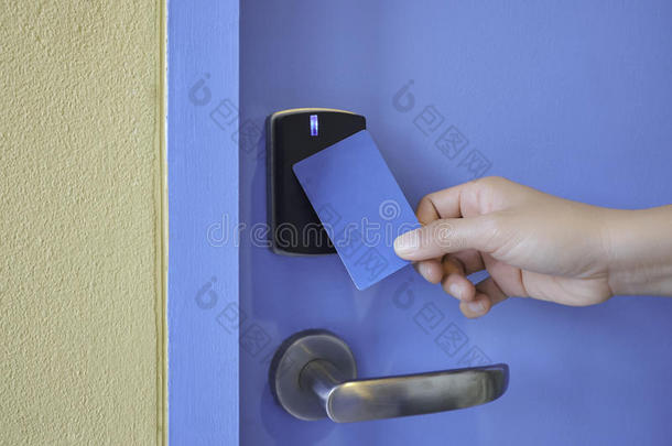 手持钥匙卡在门禁钥匙垫锁上