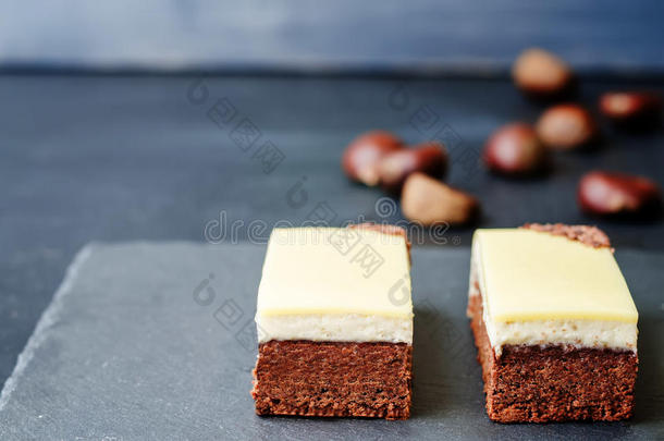 栗色棕色蛋糕与栗色白色巧克力慕斯