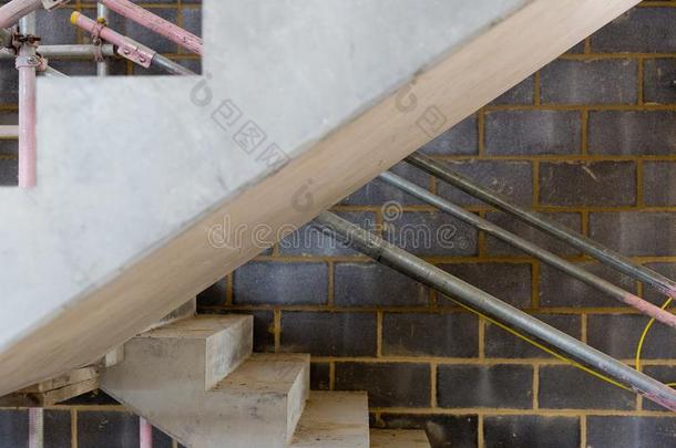 有混凝土楼梯和脚手架的建筑工地