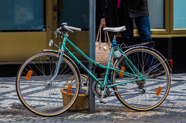 自行车停在一<strong>条带</strong>着食物篮子的街上。