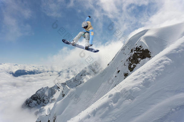 在山上飞<strong>滑雪</strong>板。 <strong>极限</strong>运动