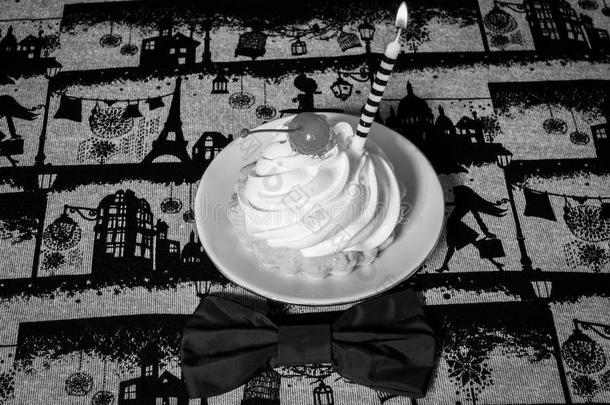 奶油蛋糕，樱桃，蜡烛，蝴蝶结。黑白相间。