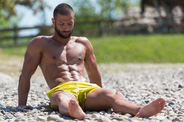 帅哥在户外休息，一边享受海滩