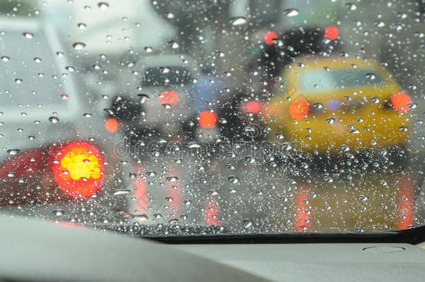 雨<strong>天路</strong>上的模糊汽车