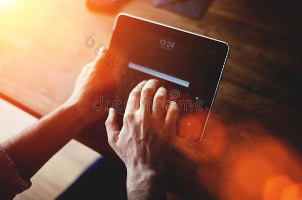 裁剪的拍摄视图，一个人的手触摸数字平板电脑屏幕与复制空间为您的短信或促销内容