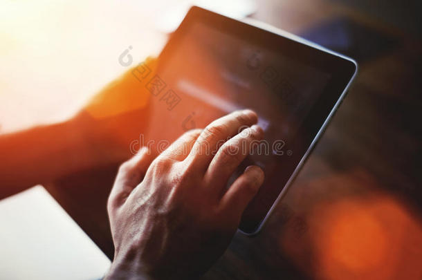 裁剪的拍摄视图，一个人的手触摸数字平板电脑屏幕与复制空间为您的短信或广告内容