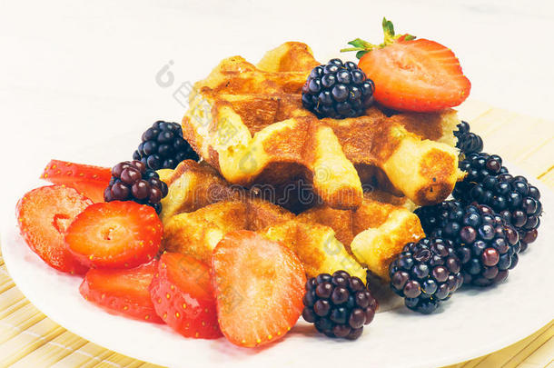 水果新鲜早餐，蓝莓，华夫饼和牛奶