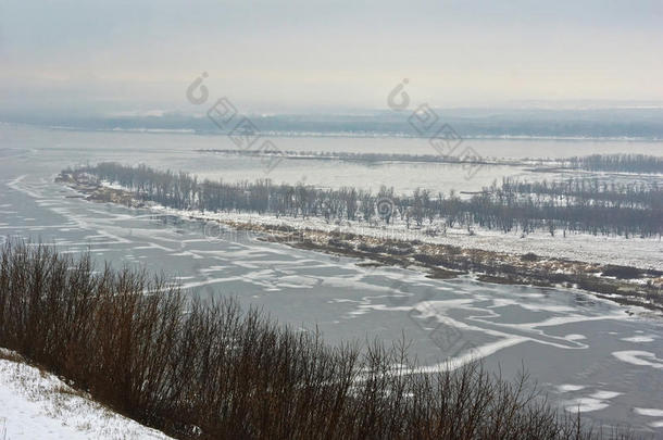 冻结伏尔加河。