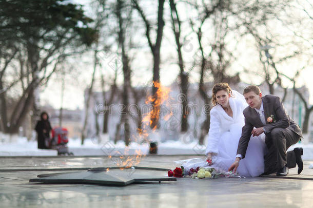 新娘和新郎在永恒的火焰中