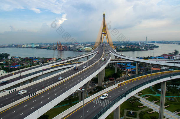 普米浦大桥<strong>横渡</strong>朝普拉亚河的鸟瞰图，泰国曼谷的重要现代地标